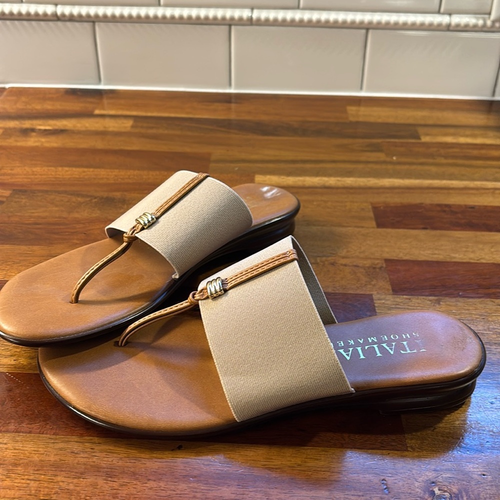NWOB Italian Shoemakers size 7.5 women’s thong sandals, tan and gold